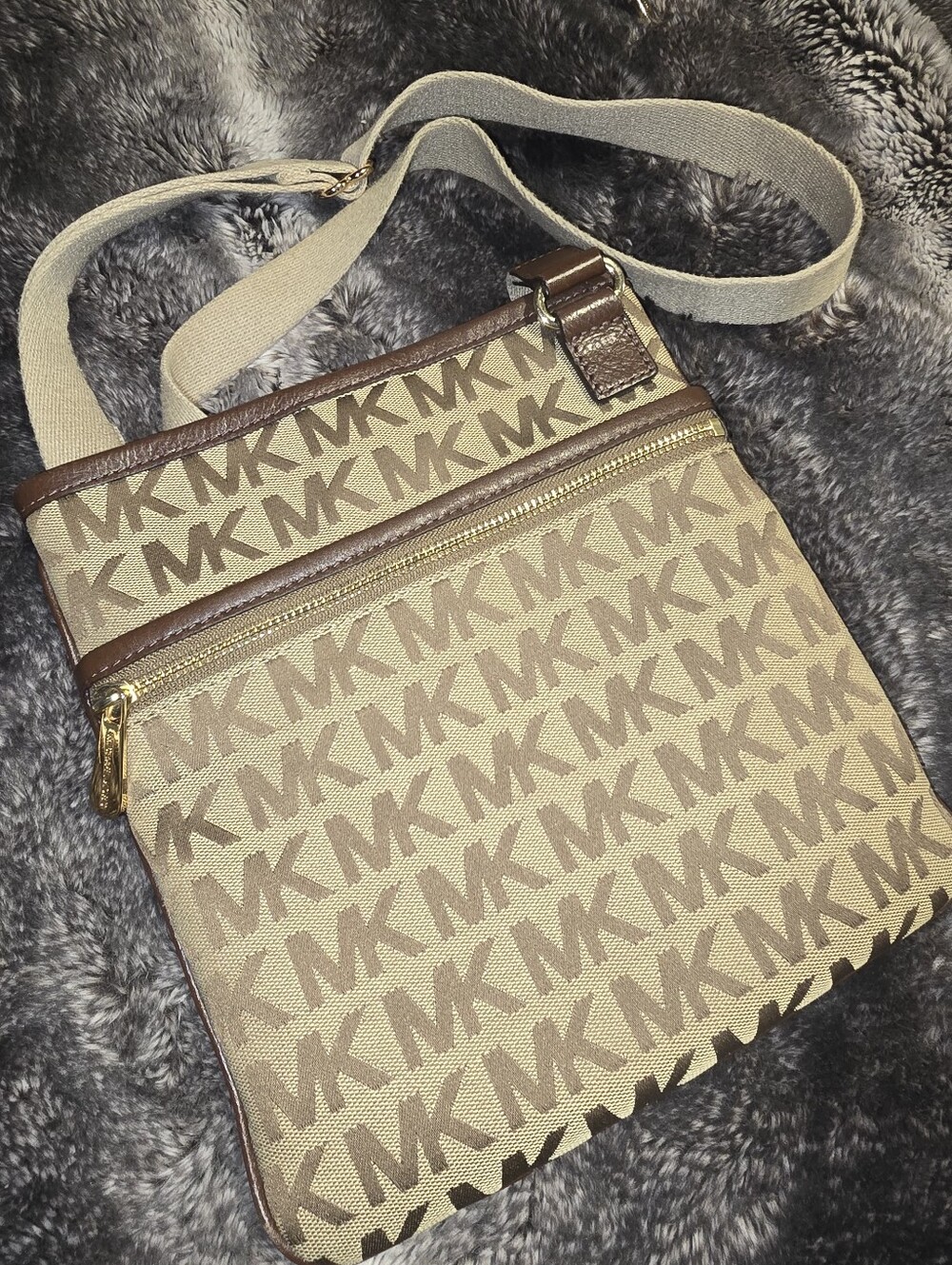 Michael Kors Jet Set Bag - Picture 2 of 5
